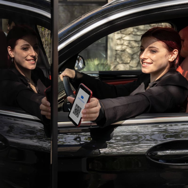 Woman_using_DESIGNA_PAY_MOBILE